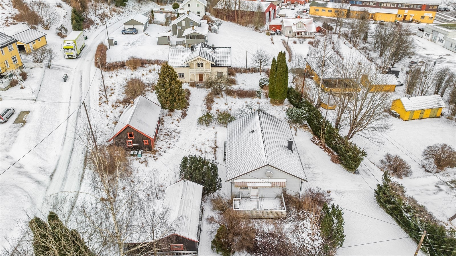 I tillegg til boligen er det oppført to uthus som gir gode muligheter for hobbyer og lagring Galleribilde