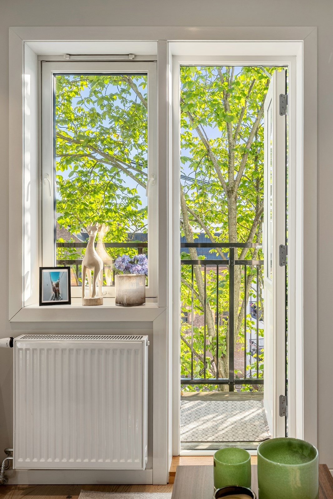 Fra stuen er det direkte utgang til en herlig balkong med svært gode solforhold. Galleribilde