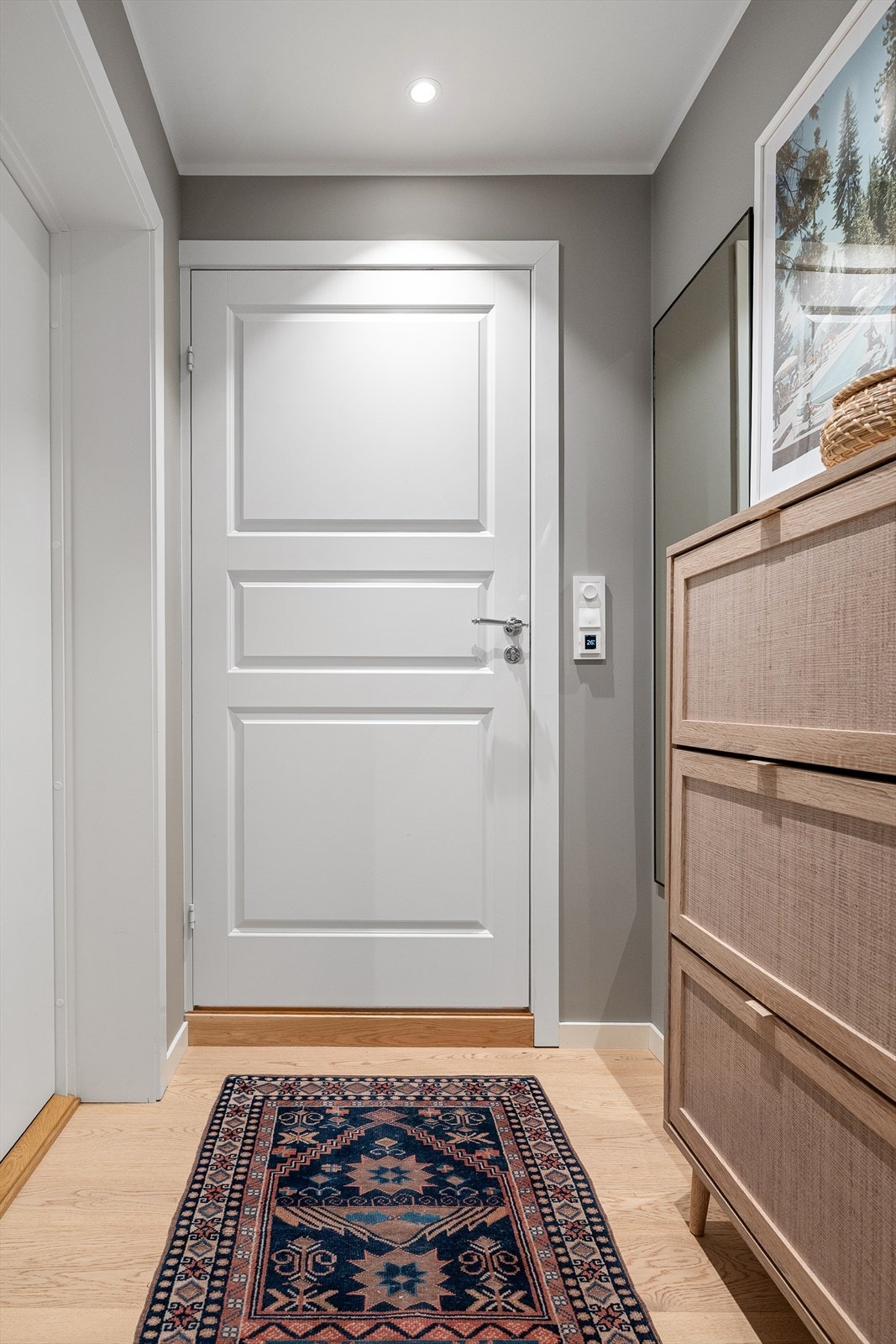 Innbydende entré som deler opp boligens øvrige rom. Galleribilde