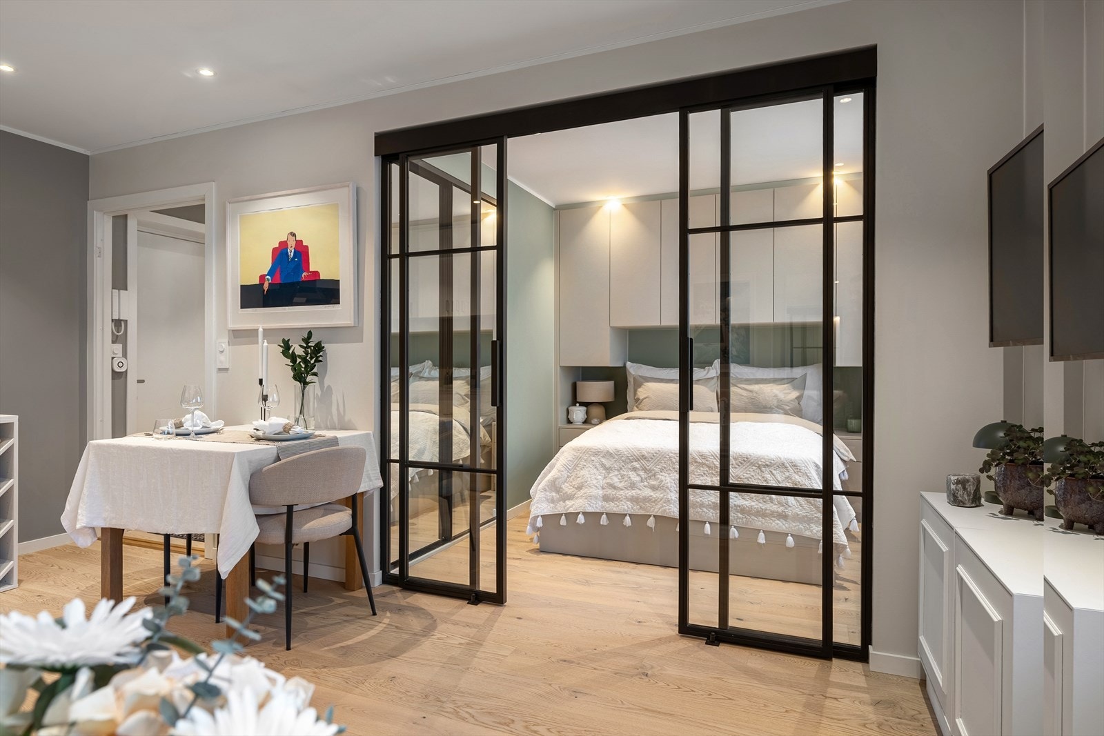 Fra stuen er det direkte adkomst til boligens soverom. Himlingshøyde målt til 2.45 m. Galleribilde