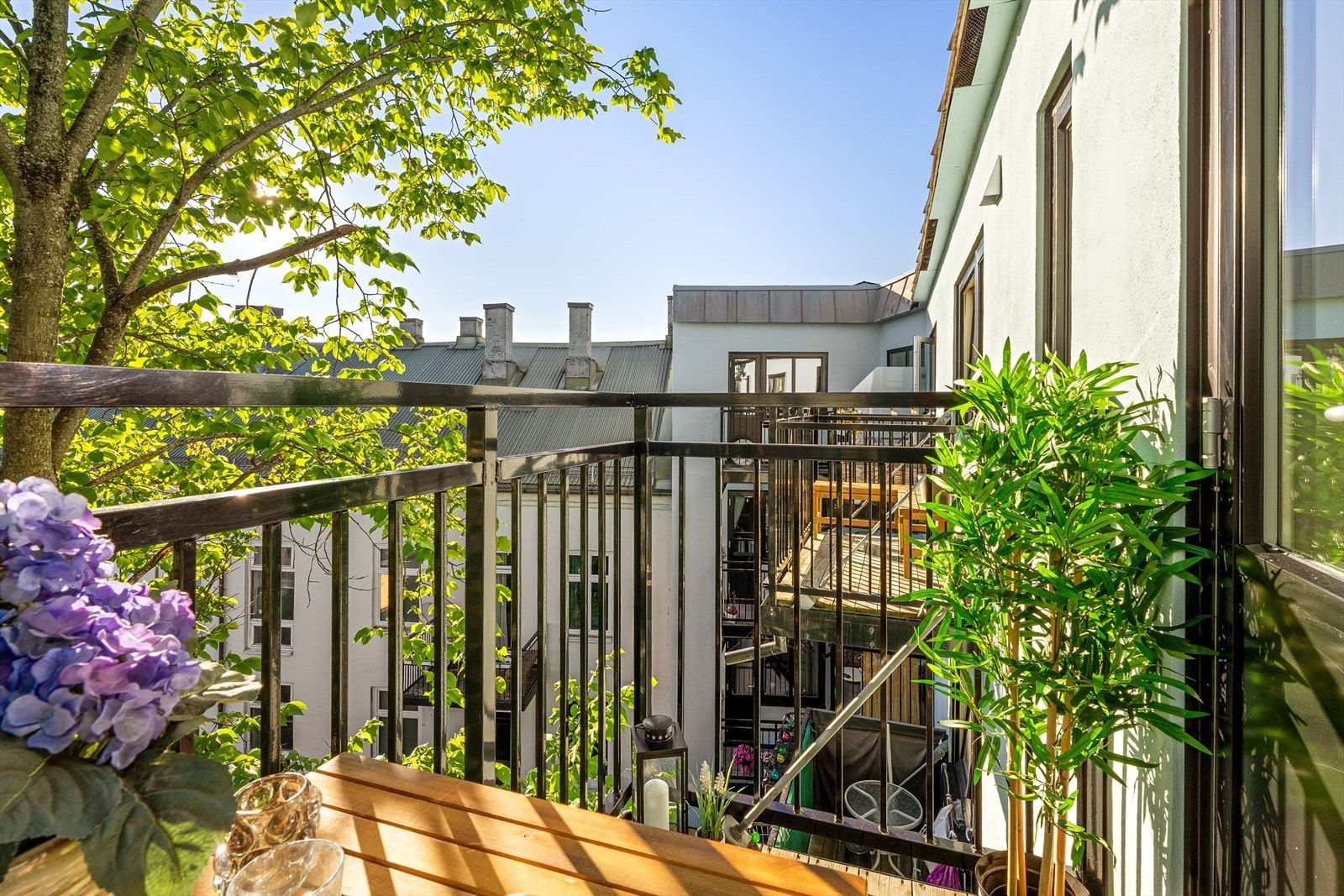 Leiligheten inneholder stue, kjøkken, soverom, bad og entré. I tillegg til en herlig sydvestvendt balkong med sol fra ca. kl. 09.15 til 21.00. Galleribilde