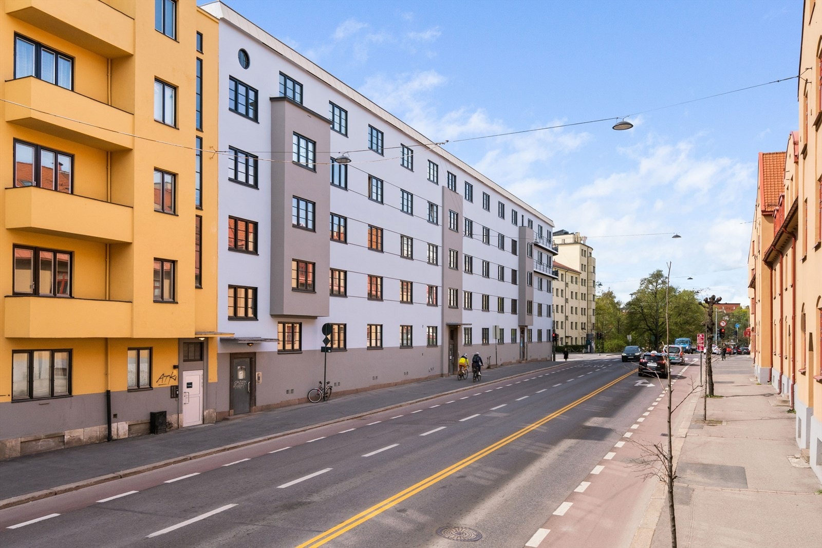 Fasade. Nærhet til offentlig kommunikasjon! Galleribilde