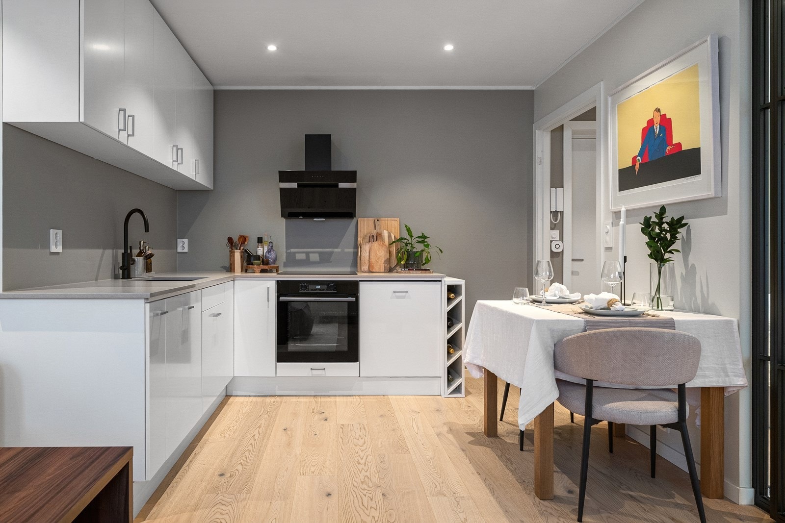 Stilrent og moderne kjøkken fra 2022, lys kompositt benkeplate og integrerte hvitevarer. Galleribilde