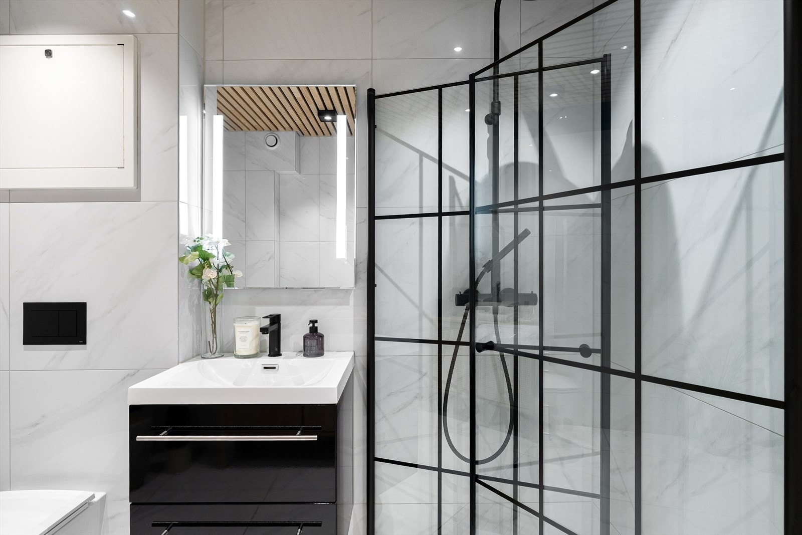 Badet er blant annet utstyrt med downlights i spiletak, vegghengt toalett, og elektriske varmekabler i gulvet. Galleribilde