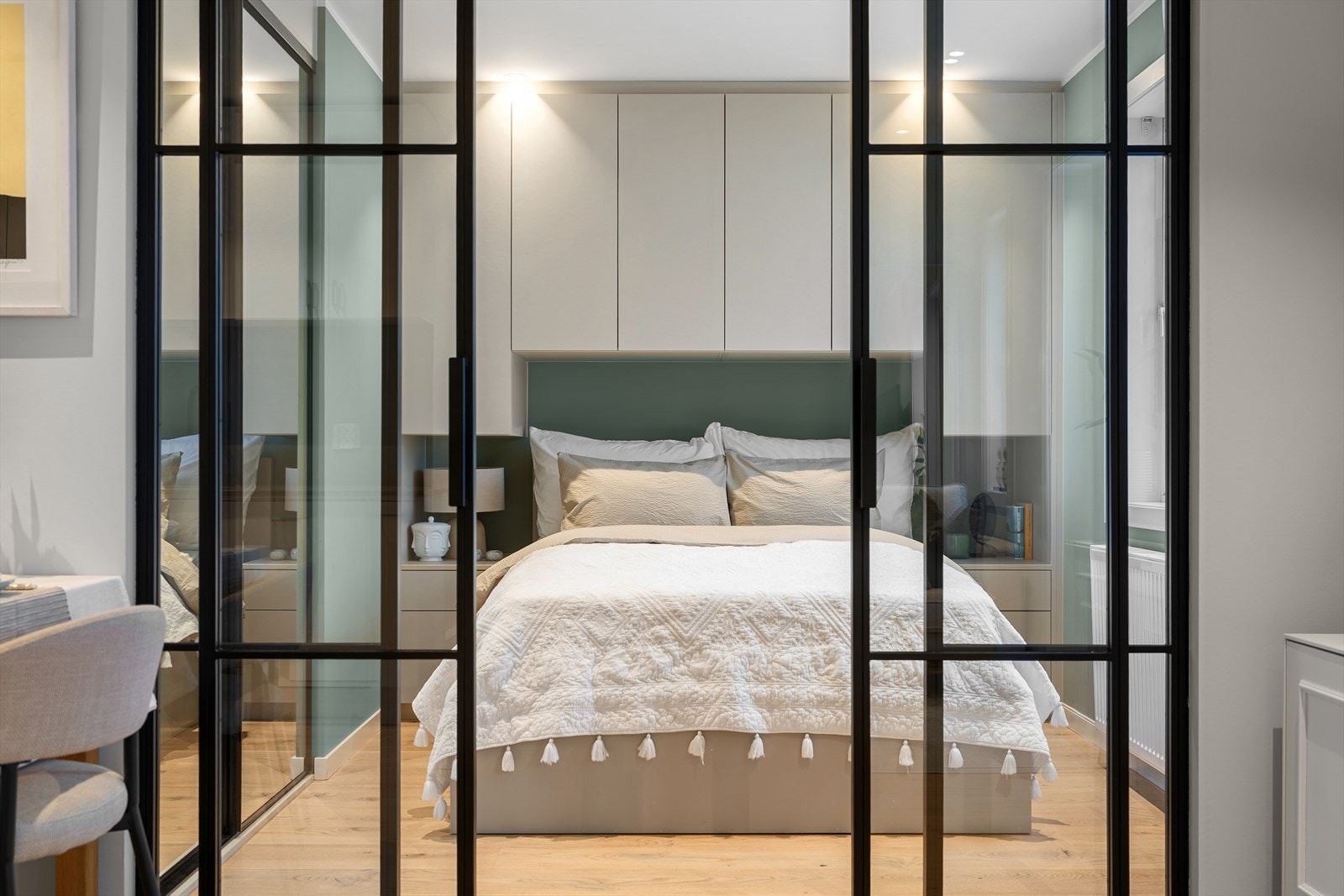 Elegante og plassbesparende skyvedører til soverommet. Galleribilde