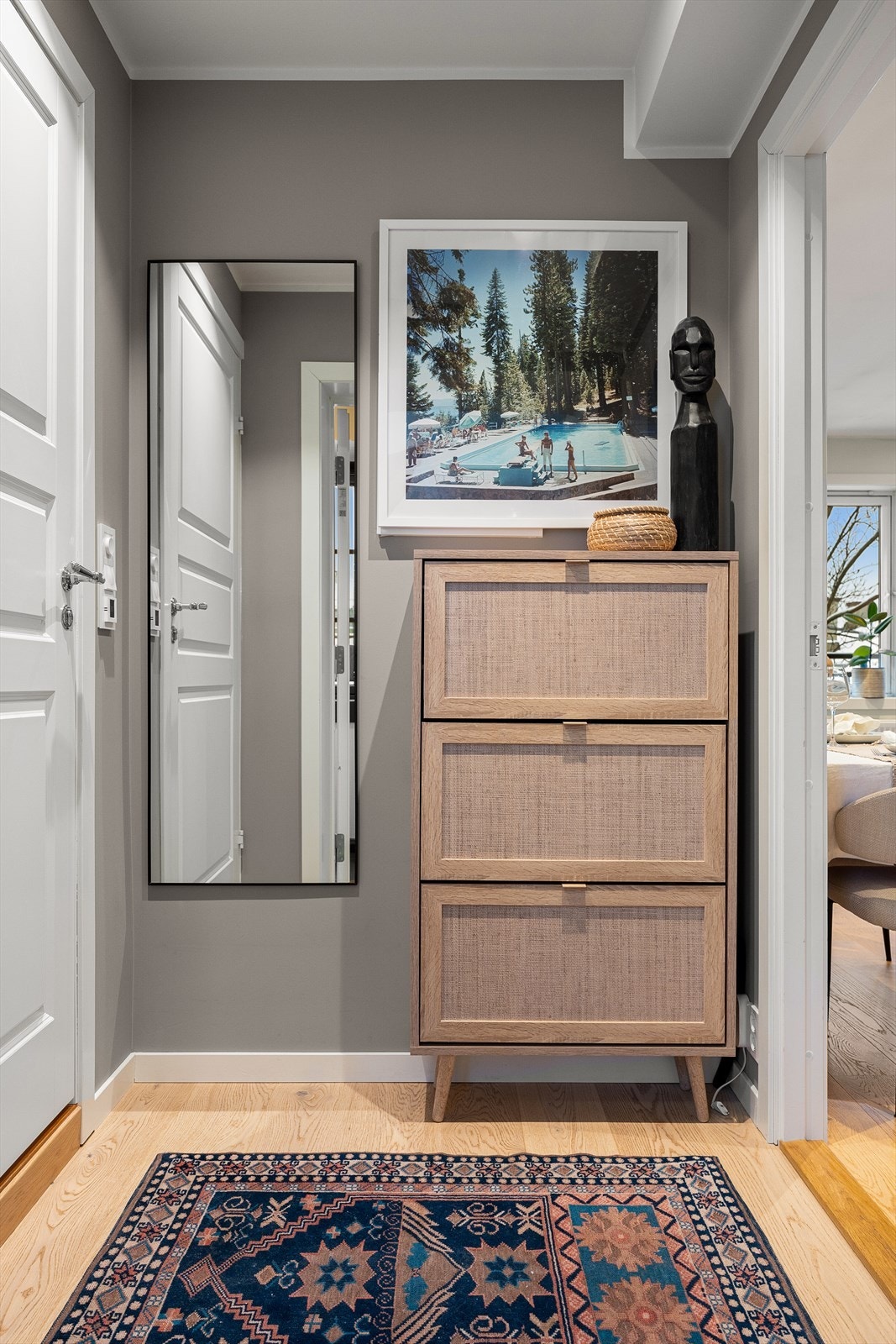 Entré av god størrelse. Plass til sko og yttertøy. Det er montert dørcalling ved inngangsdør. Galleribilde