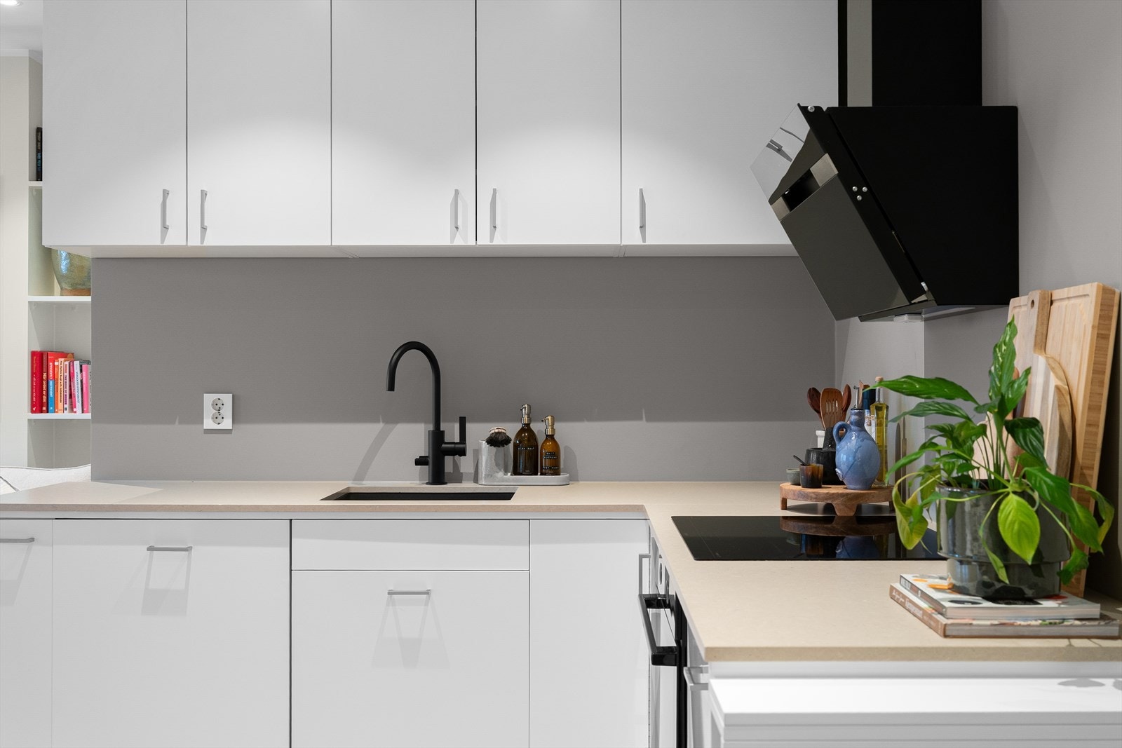 Her er det godt med skap- og benkeplass. Underlimt vask med sømløs overgang. Galleribilde