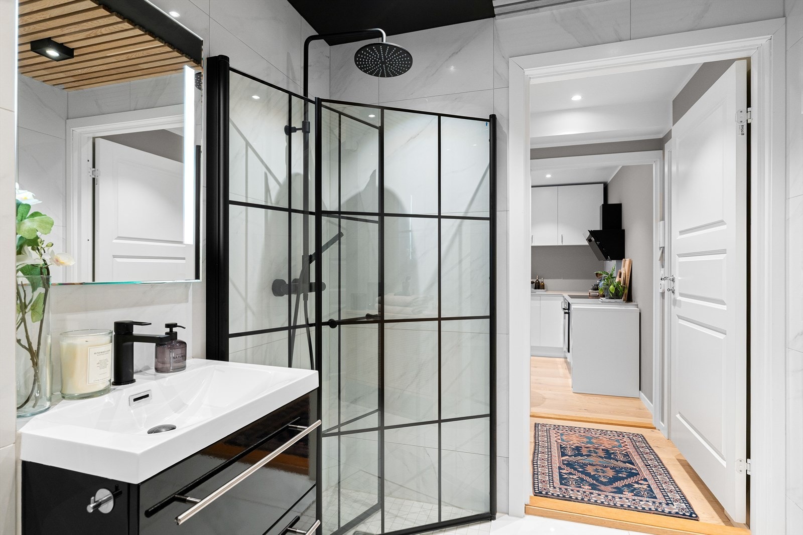 Stor dusjnisje med regnfallsdusj, hånddusj og innfellbare dusjdører. Galleribilde