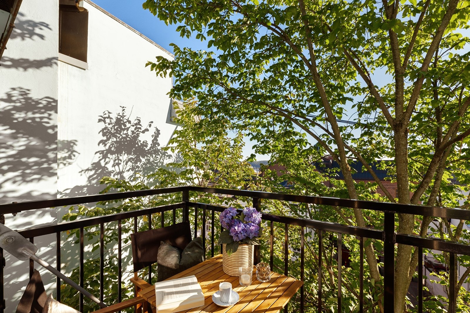 Leiligheten vender ut mot stille bakgård og grønne omgivelser. Galleribilde