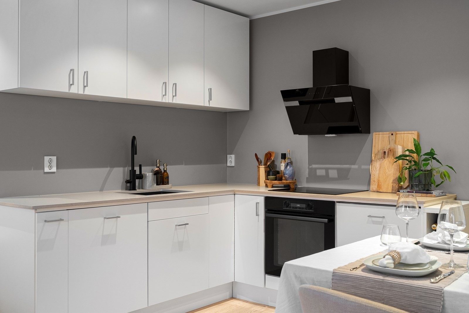 Kjøkkeninnredning bestående av integrert kjøl/fryseskap, oppvaskmaskin, platetopp og stekeovn. Galleribilde