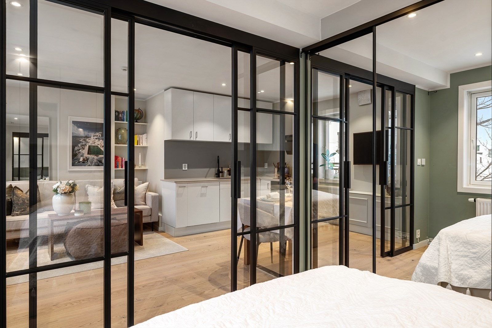 God plass til oppbevaring i stor skyvedørsgarderobe. Galleribilde