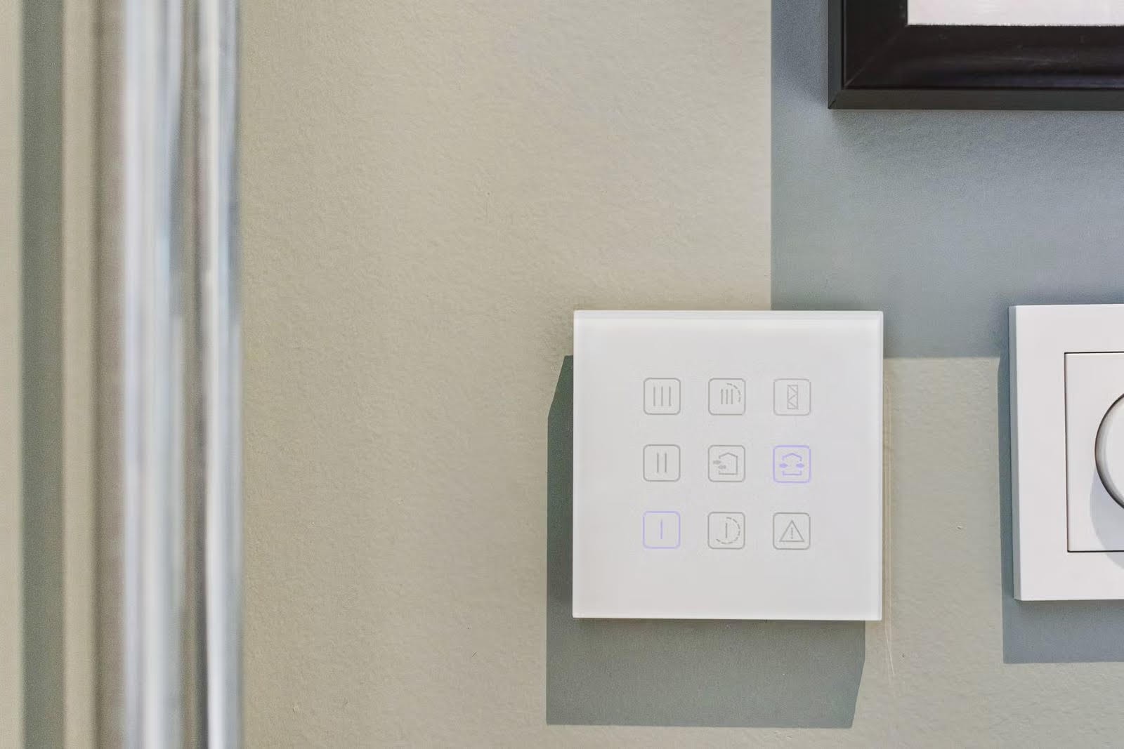 Veggmontert touch-panel for ventilasjon/klimaanlegg. Galleribilde