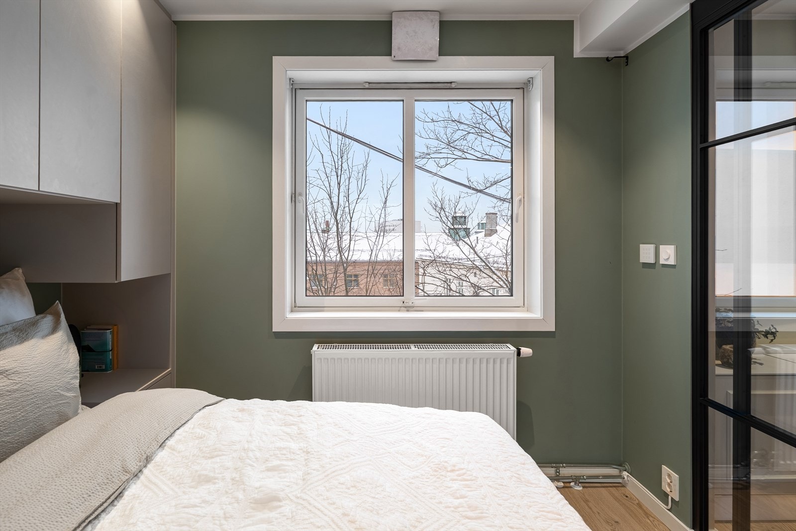 Store vindusflater (2017) som slipper inn rikelig med naturlig lys. Radiator for effektiv oppvarming. Galleribilde