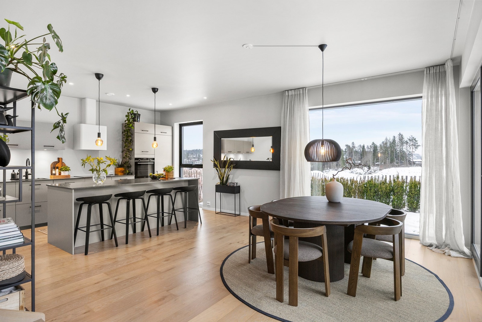 Et stort sosialt rom med store vinusflater. Galleribilde