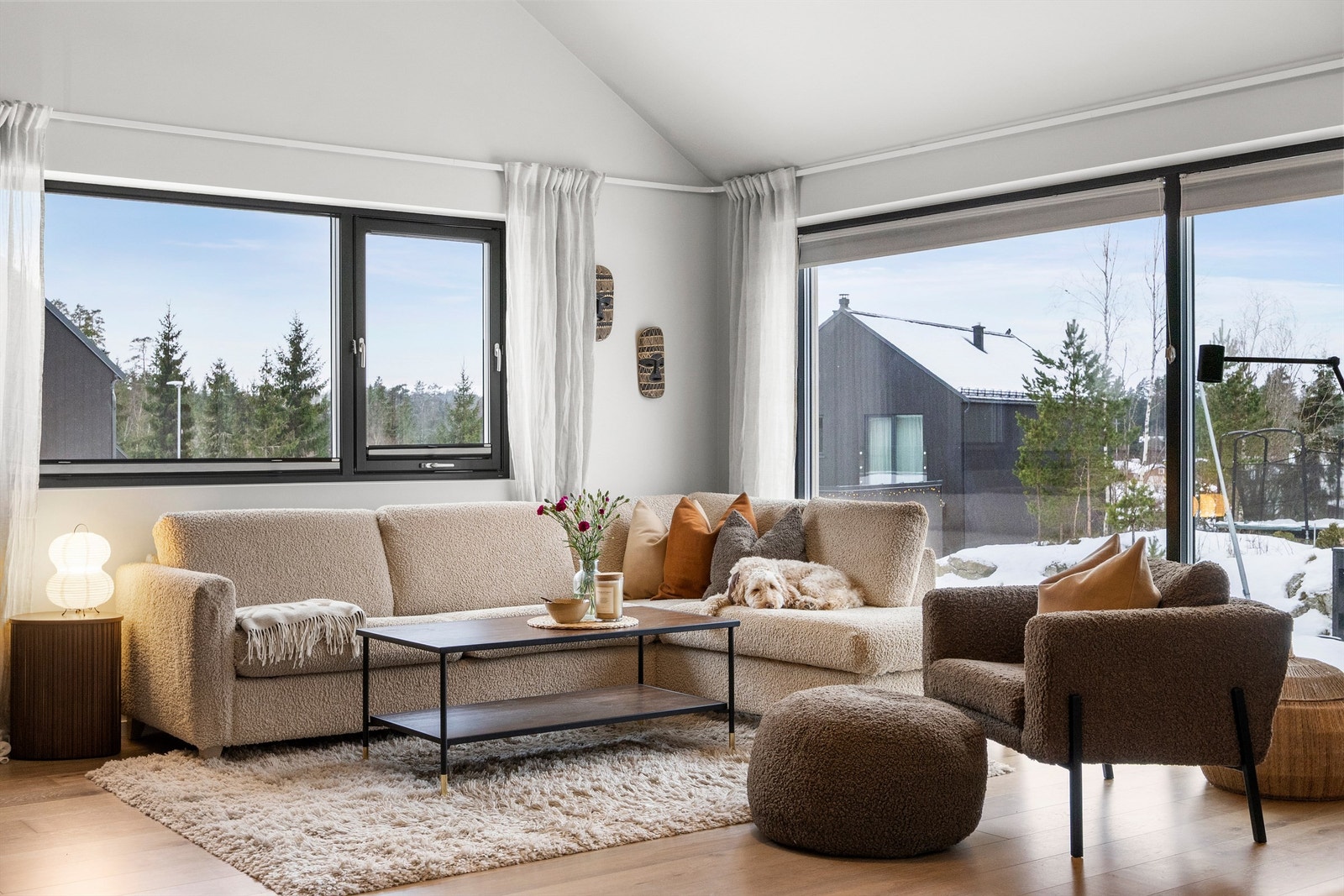 God plass til sofagruppe og tilhørende møblement. Galleribilde