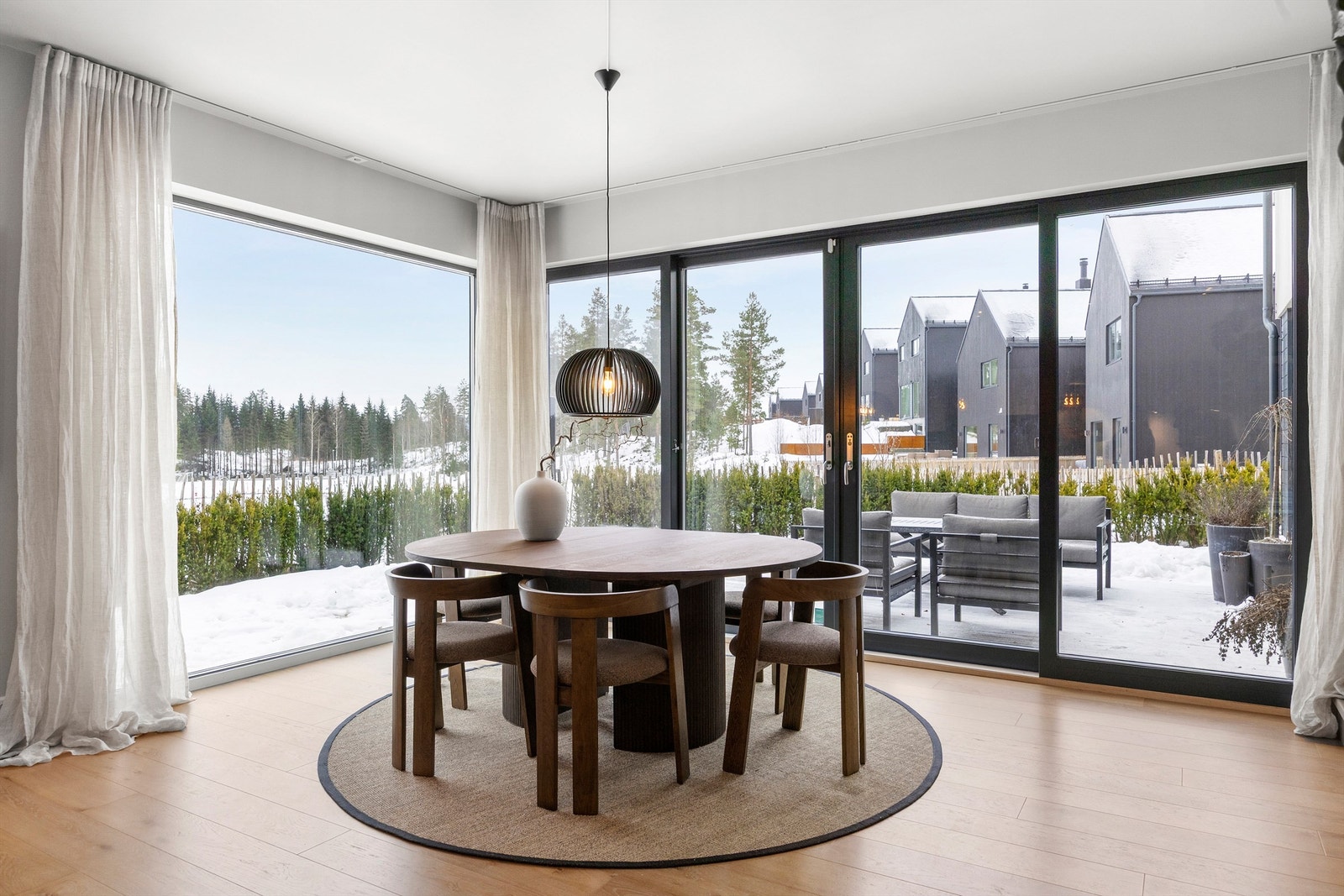 Spisestuen praktisk plassert mellom kjøkken og stue. Galleribilde