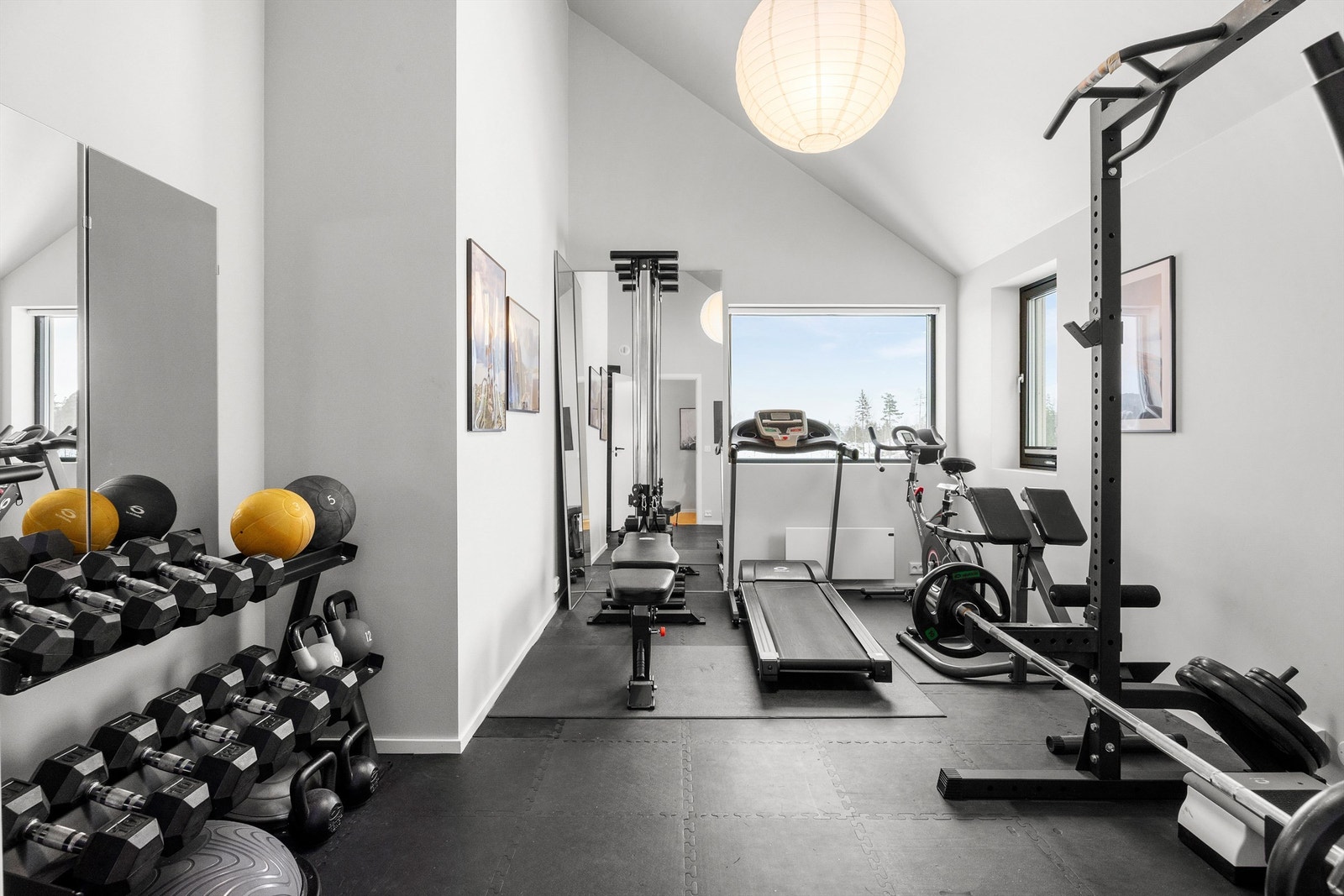 Det fjerde soverommet benyttes som treningsrom. Treningsapparater kan overtas ved avtale. Galleribilde