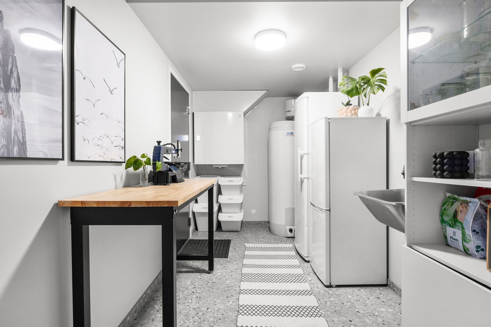 Teknisk rom med dør til garasjen og inn i boligen. Gulvvarme. Galleribilde