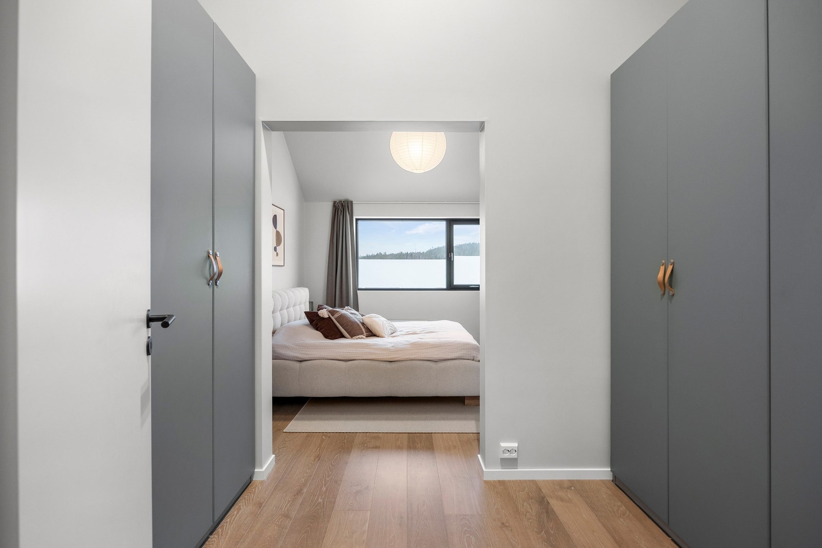 Hovedsoverom med walk-in garderobe med godt med oppbevaringsplass. Galleribilde