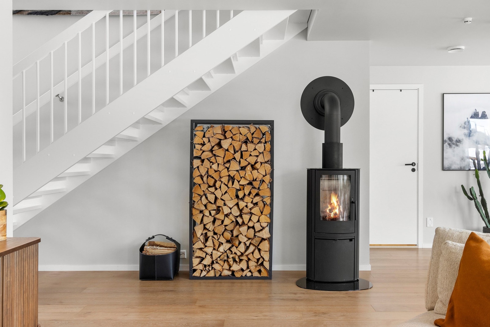 Peisen står sentralt i rommet for ekstra hygge og varme. Galleribilde