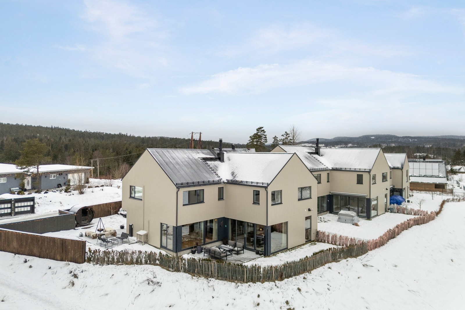 Flere fine uteplasser med terrasse utenfor kjøkkenet og ved inngangspartiet. Galleribilde