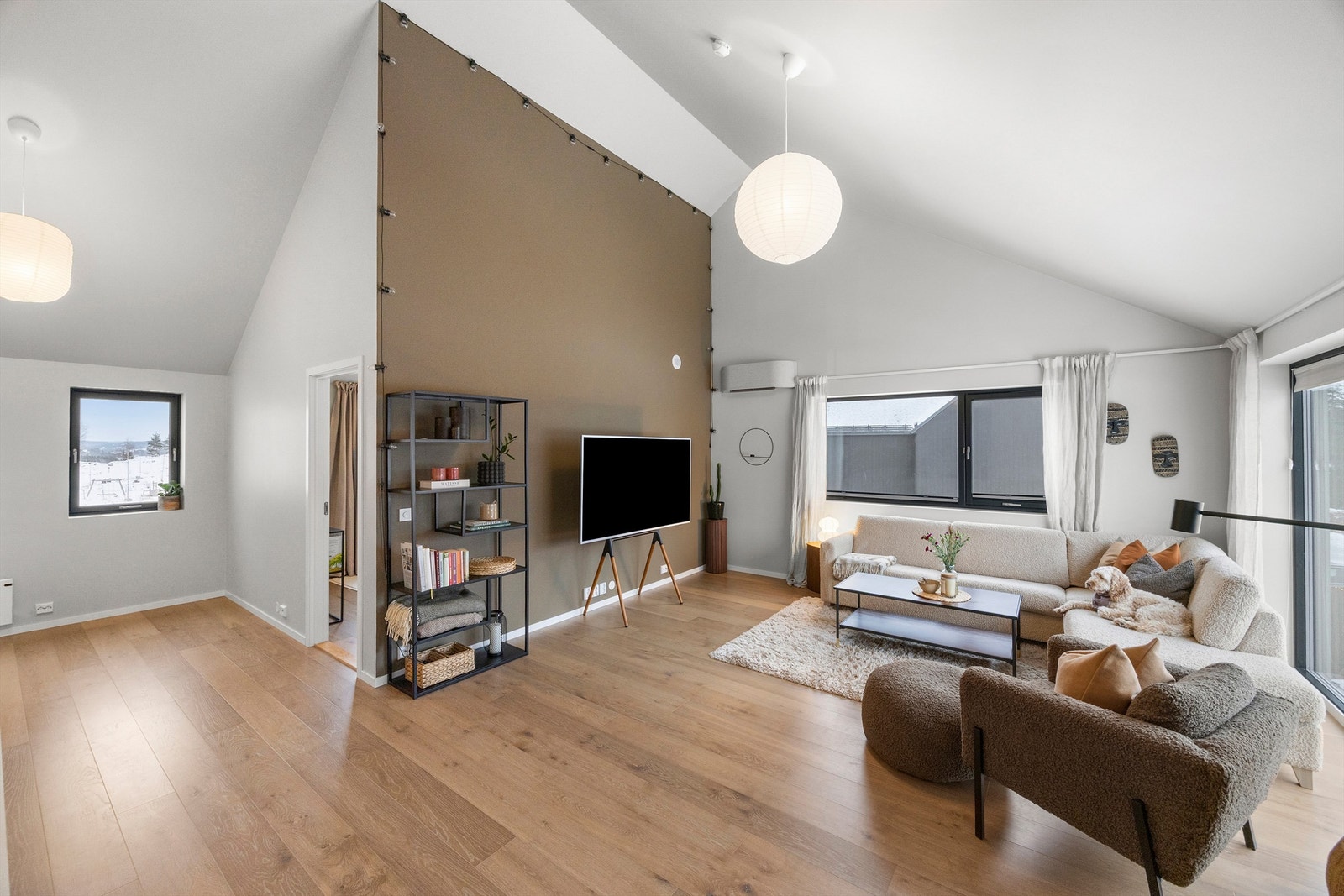 Stuen i 2. etasje med ekstra god takhøyde opp til mønet gir en god romfølelse. Galleribilde