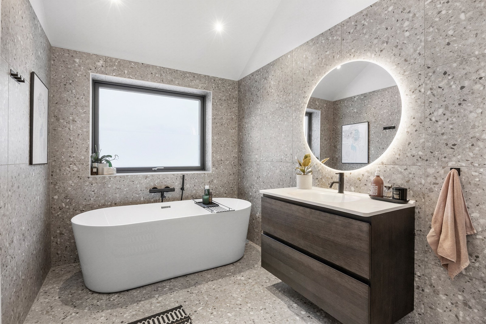 Delikat flislagt bad med gulvvarme. Badekar og dusjnisje. Galleribilde