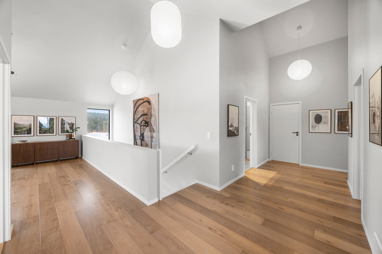 Stue/gang i 2. etasje. Boligen har balansert ventilasjonsanlegg. Galleribilde