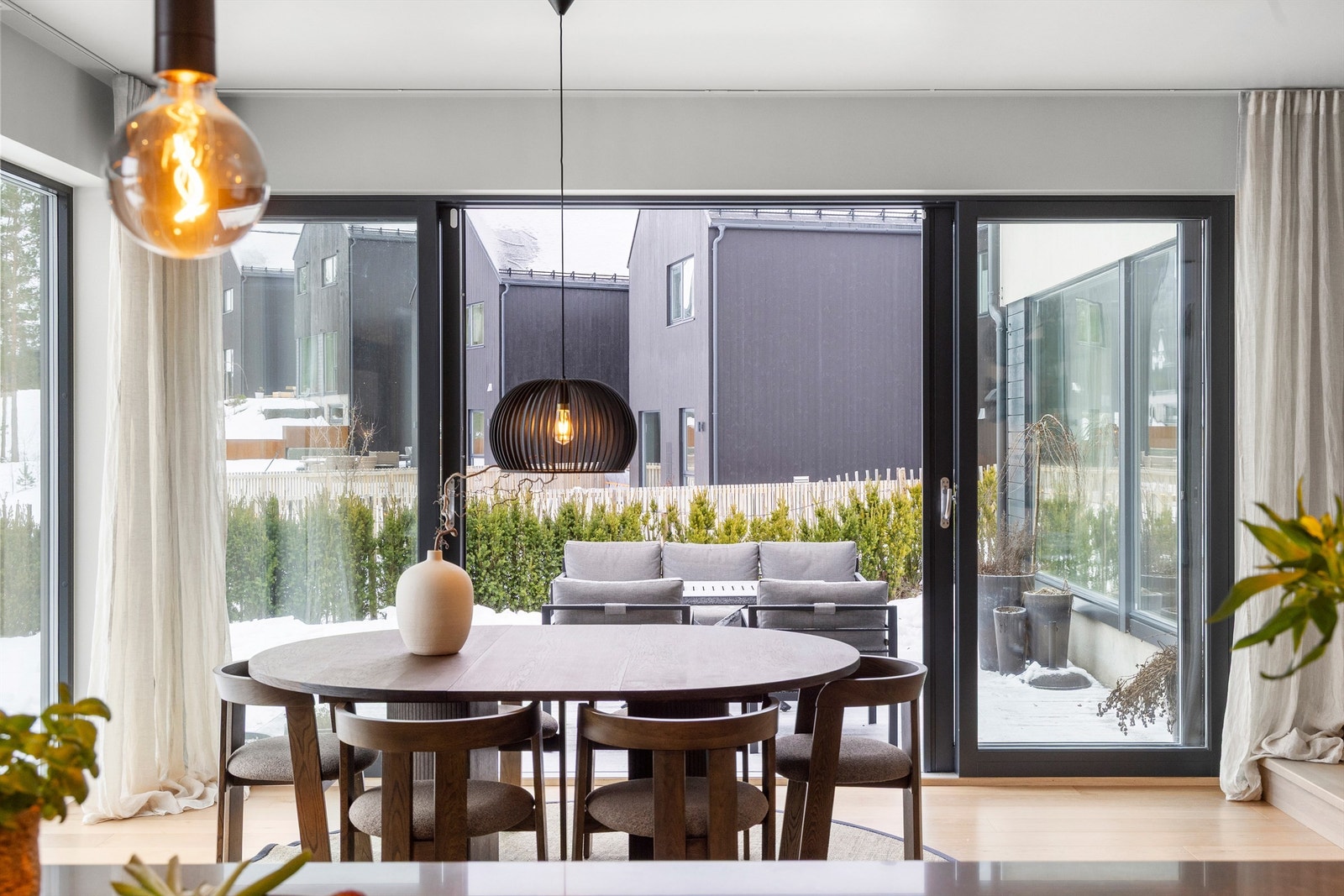 Utgang til markterrasse og hage. Galleribilde