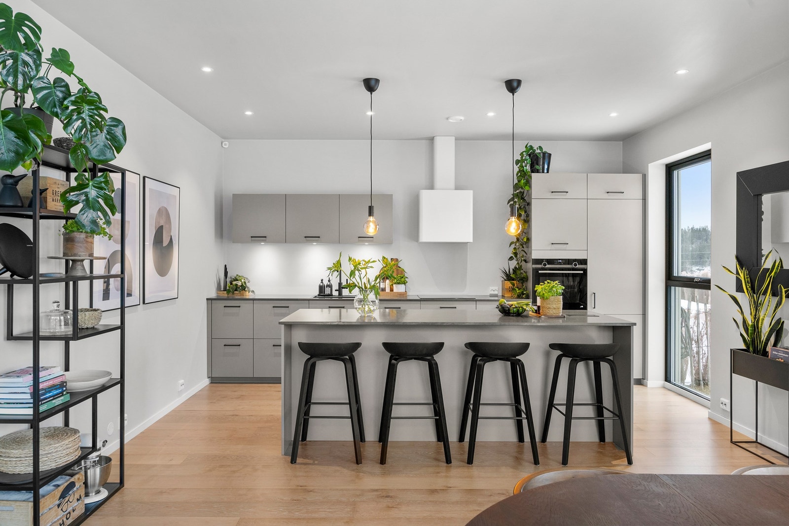 Flott kjøkken med kjøkkenøy med spiseplass. Galleribilde