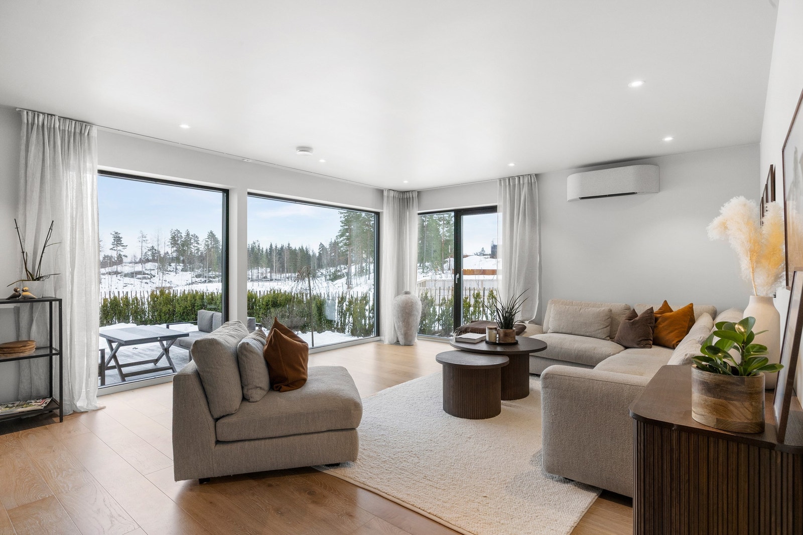 Lys stue i 1. etasje med store vindusflater. God plass til sofagruppe og tilhørende møblement. Galleribilde