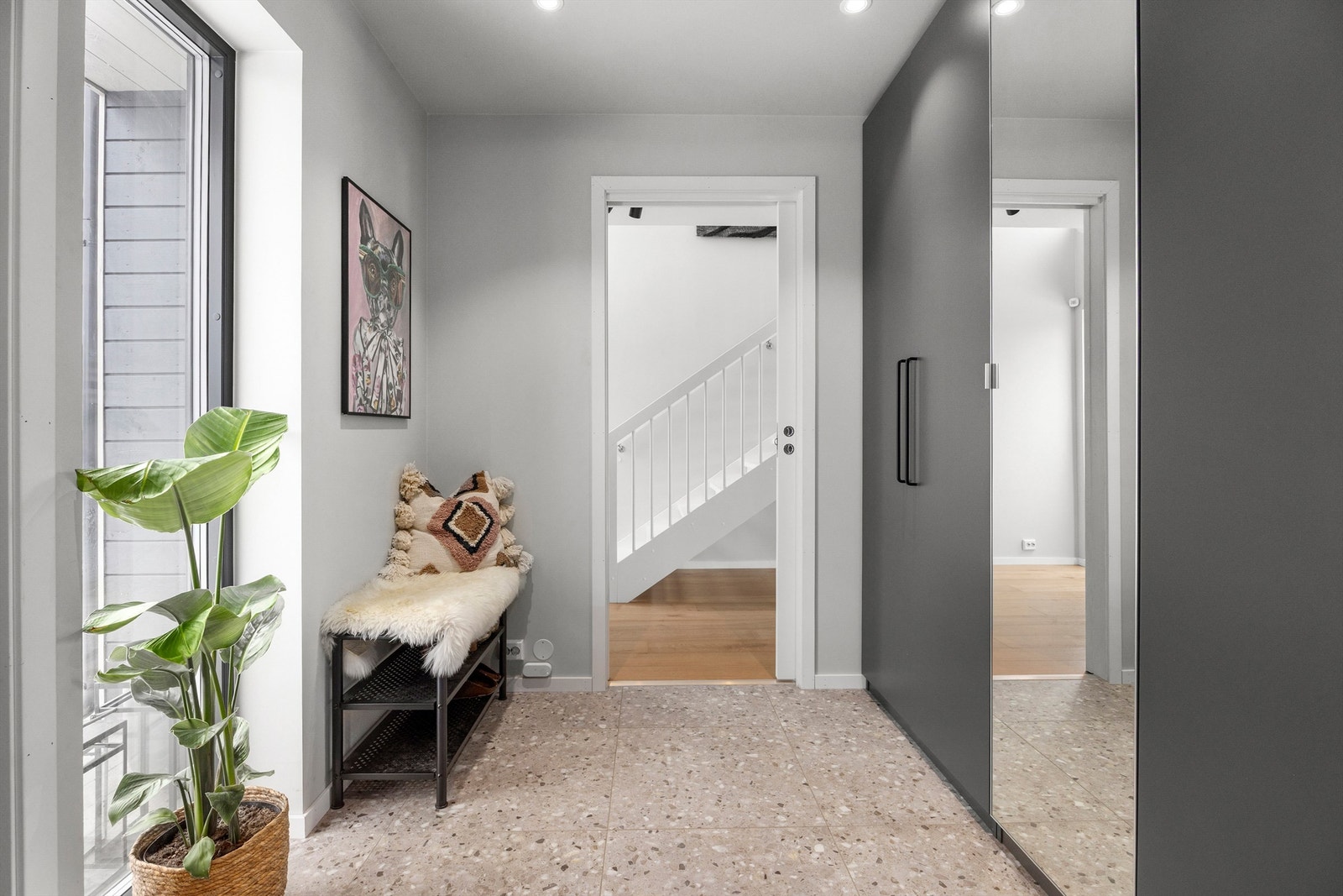 Innbydende entré med flislagt gulv med gulvvarme. Stort garderobeskap. Galleribilde