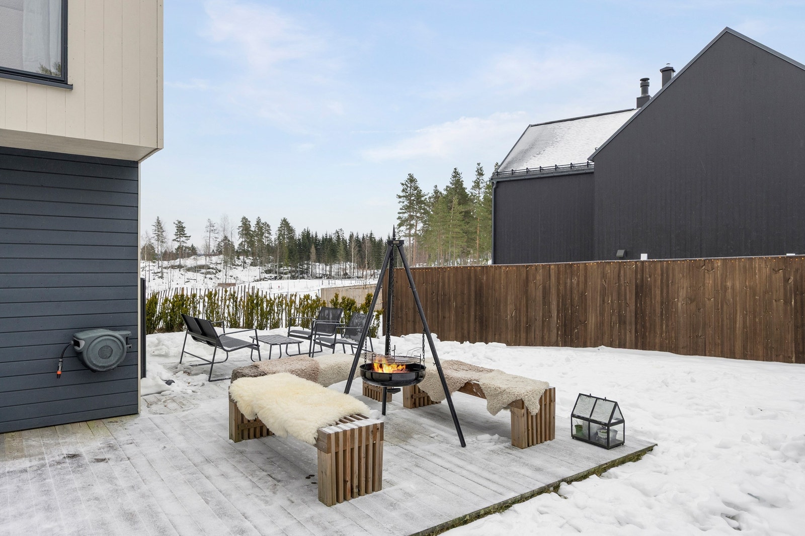 Hyggelig uteområde med ettermiddag- og kveldssol. Markterrasse på 28 kvm. Galleribilde