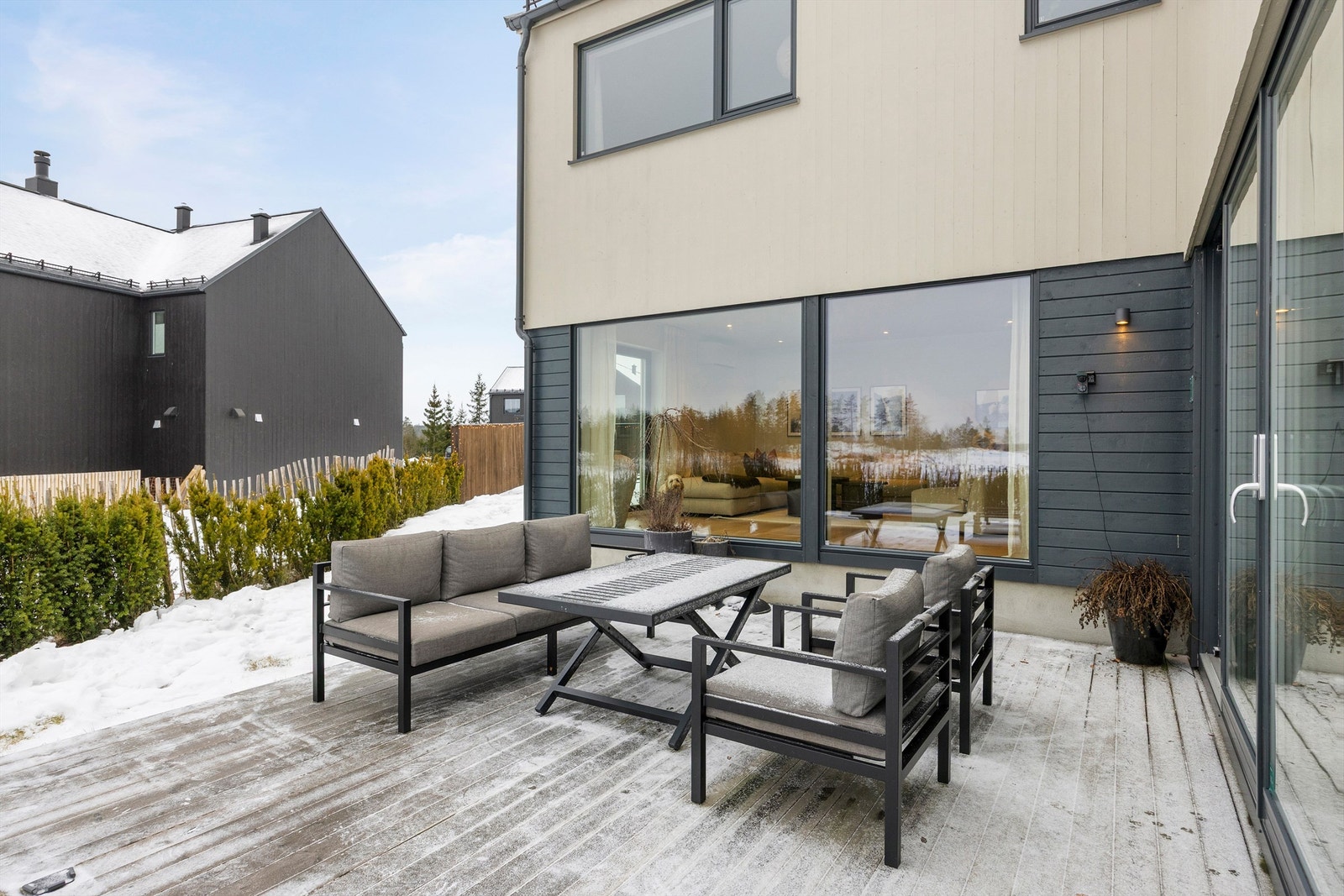 Terrasse på 21 kvm utenfor kjøkkenet. God plass til utemøblement. Galleribilde