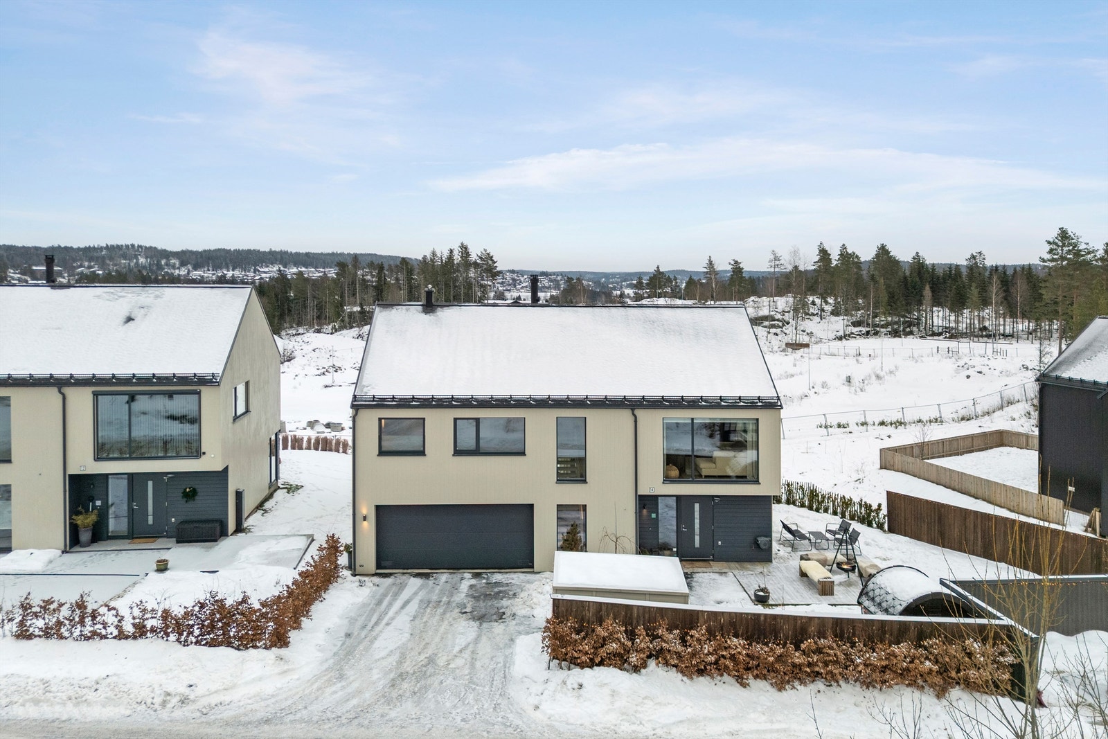 Integrert dobbeltgarasje og flere biloppstillingsplasser utenfor. Galleribilde