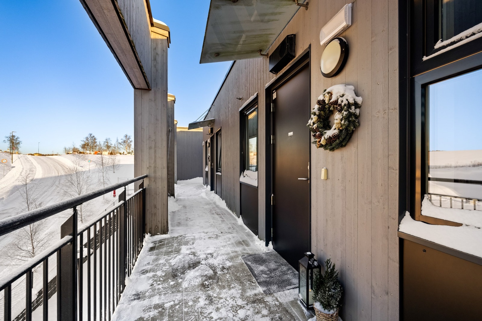 Leiligheten har adkomst via en overbygget svalgang. Galleribilde