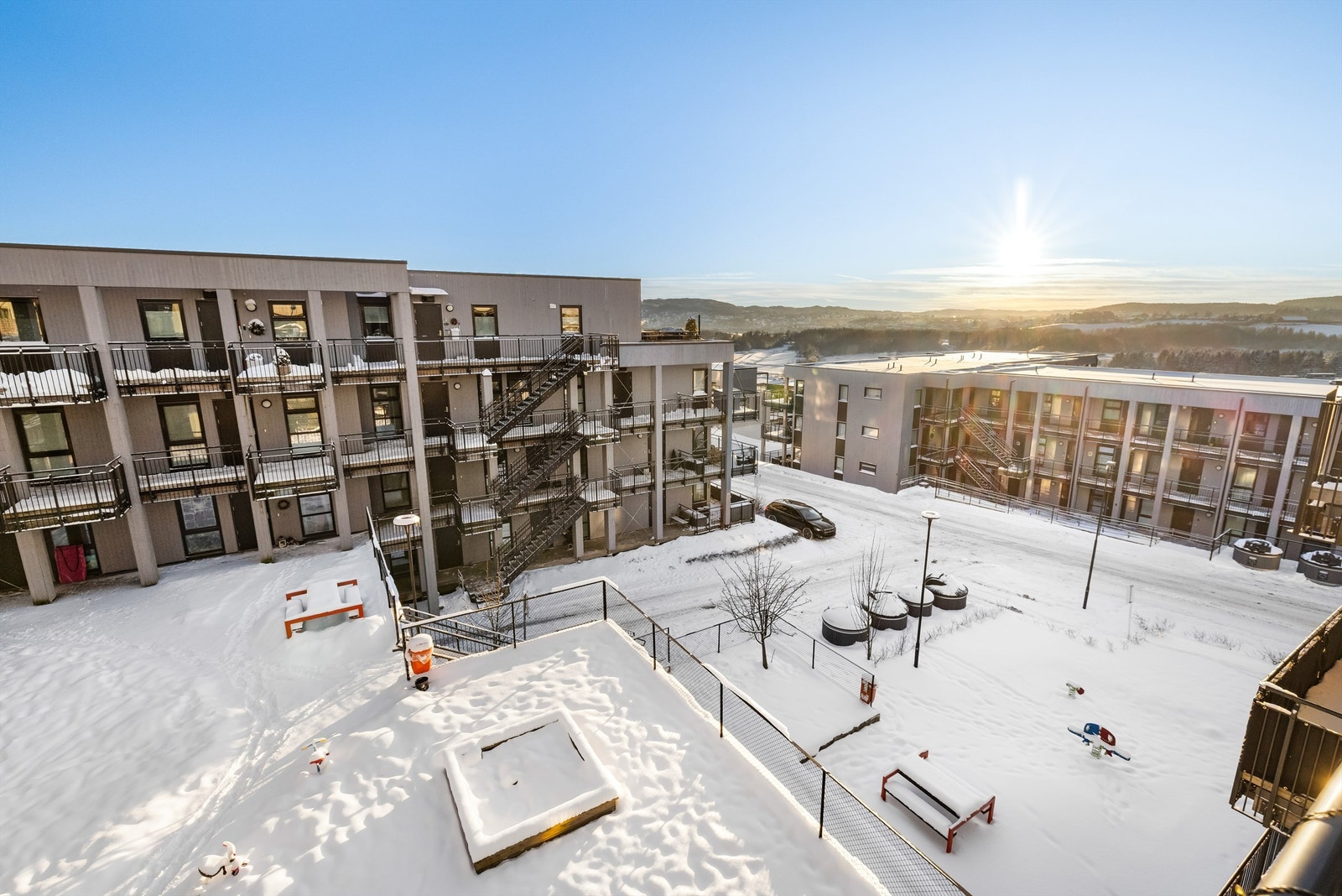 Boligen ligger i et nyere og etablert boligområde på Kjeller. Galleribilde