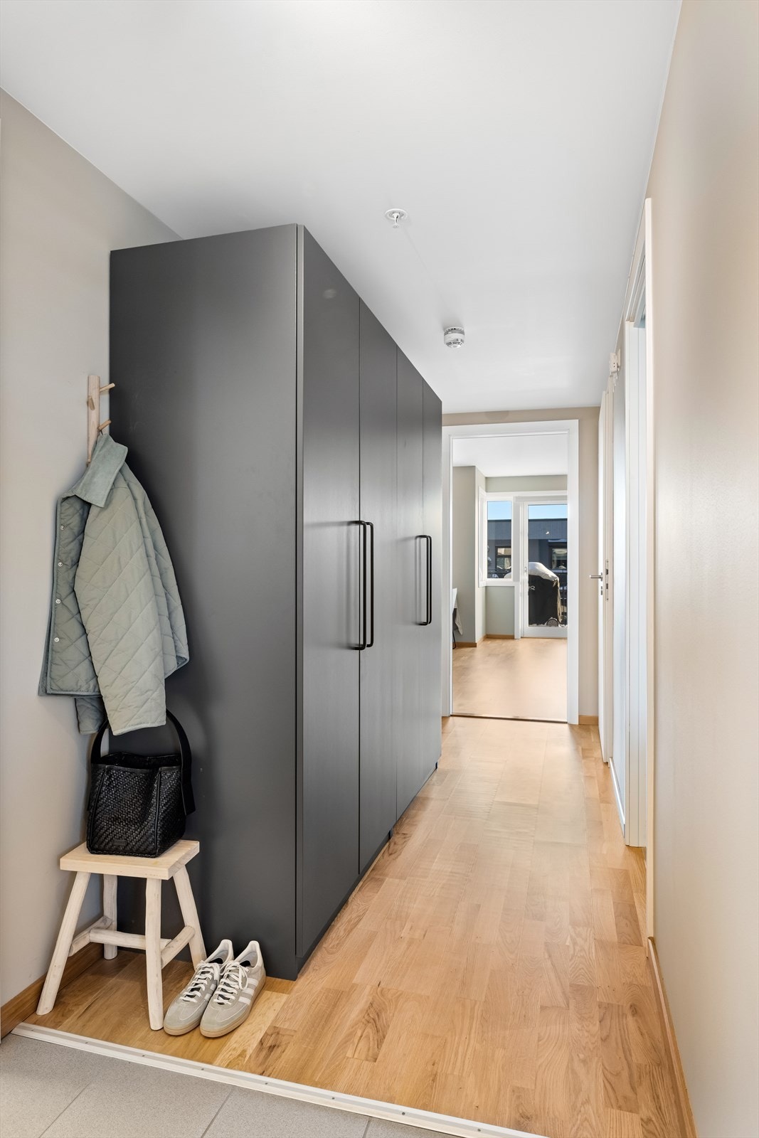 I gangen er det godt med oppbevaringsplass i en stor garderobeløsning. Galleribilde