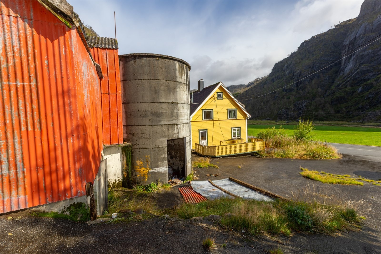 Driftsbygningen med sauhus: tidligere storfe del er innredning fjernet og bygningen blir hovedsakelig nyttet som lager.
Bygningen bærer preg av manglende vedlikehold og det må påberegnes større oppgraderinger/vedlikehold for at bygningen skal kunne nytte Galleribilde