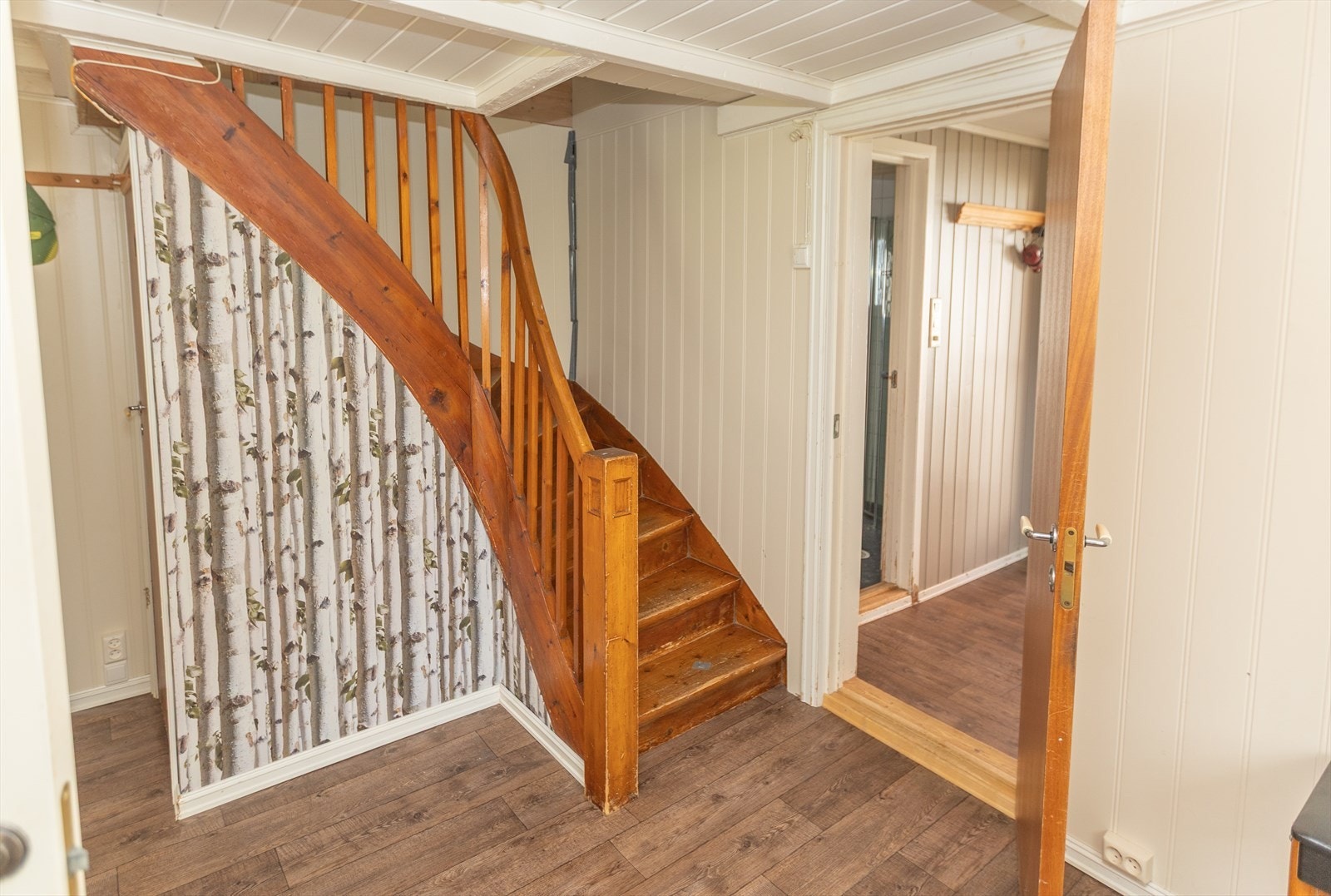 Gang med trapp opp til 2. etg. Galleribilde