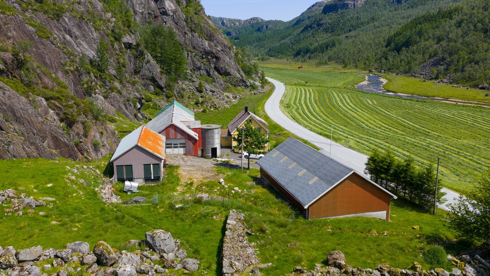 Eiendommen bygninger: bolig, driftsbygning med sauhus og redskapshus. Galleribilde