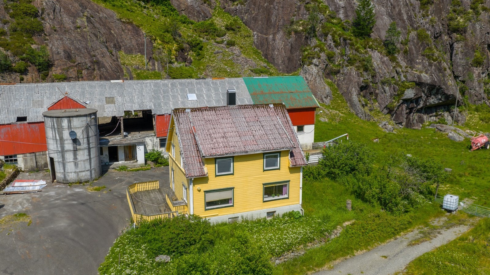 Bolig - oppført ca. 1938. Tilbygg 2005 og modernisert i 2007-2009. Boligen har ikke vært bebodd de siste årene. Galleribilde