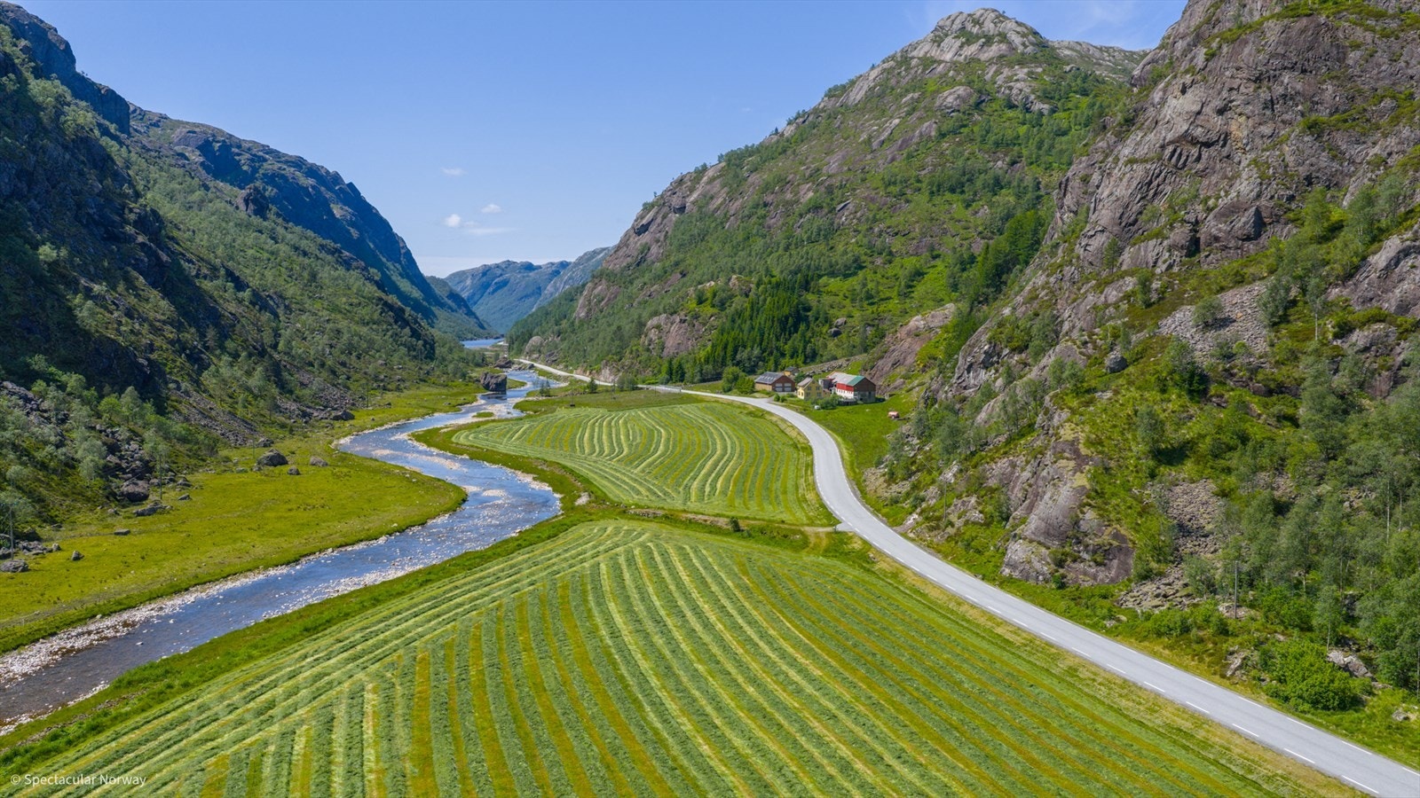 Eiendommen har et areal på totalt 7.291,9 daa hvorav:
73,3 daa er fulldyrket jord
73,7 daa er innmarksbeite
195,7 daa skog av høy bonitet
109,8 daa skog med middels bonitet
593,7 daa uproduktiv skog
64,8 daa myr
252,9 daa åpent jorddekt fastmark
5.792,4 Galleribilde