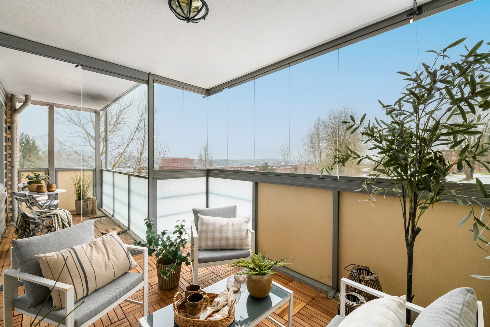 En lys og velholdt 4-roms andelsleilighet med en moderne og god planløsning og en stor, delvis innglasset balkong med utsikt og gode solforhold. Galleribilde