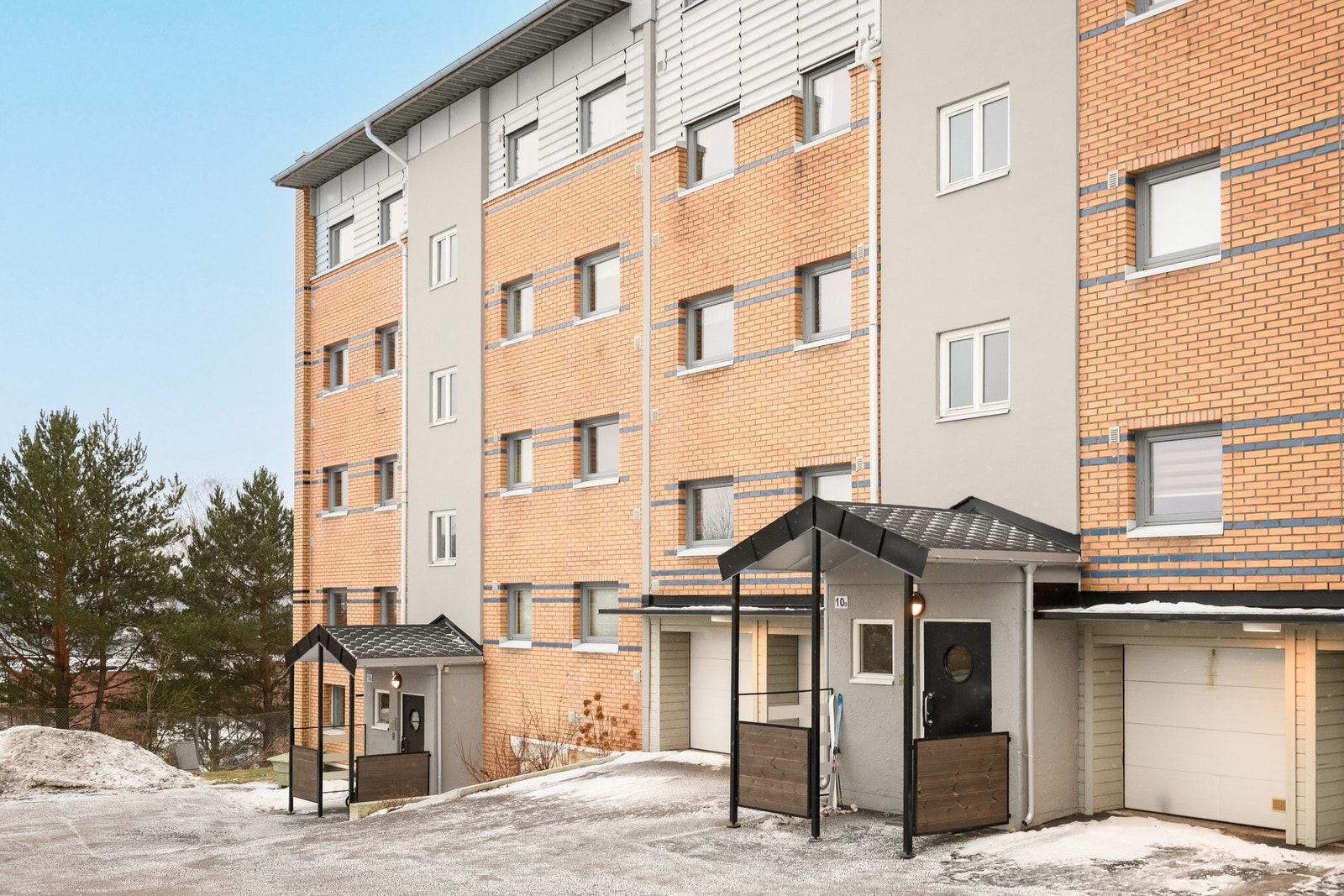 Boligen ligger tilbaketrukket i et barnevennlig og etablert boligområde på Veitvet. Galleribilde