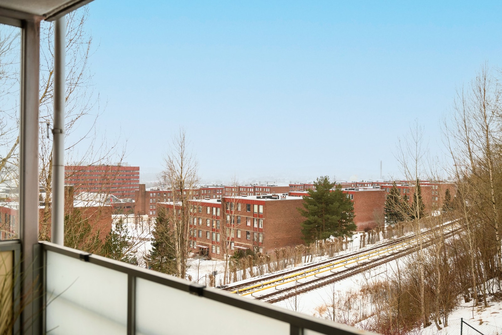 Fra leiligheten er det kun 4 minutters gange til Veitvet T-banestasjon med linje 4 og 5. I tillegg ligger hovedfartsårene Trondheimsveien, Østre Aker vei og E6 i umiddelbar nærhet, noe som gir effektiv adkomst med bil både nord- og sørover. Galleribilde