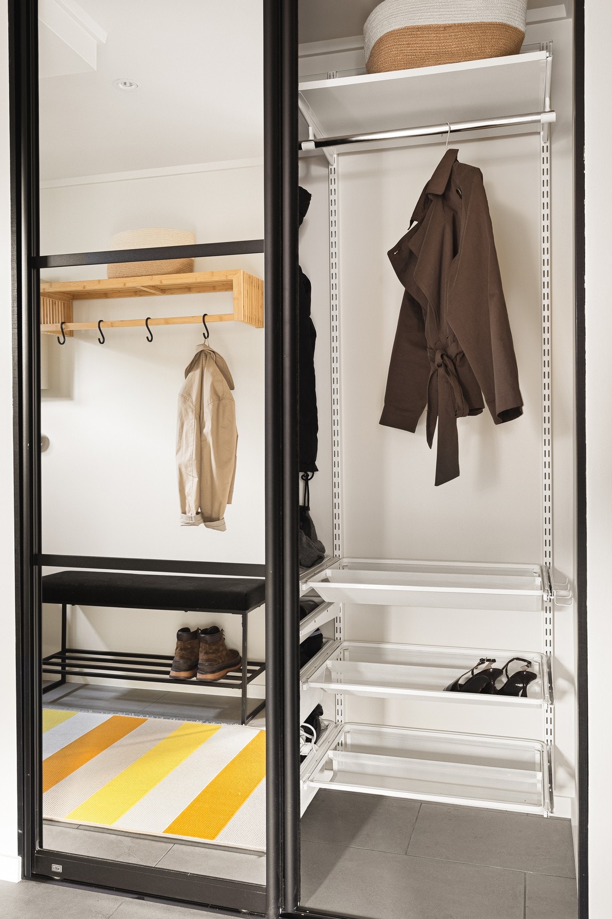 Her finner du en skyvedørsgarderobe med speil og god plass til sko og yttertøy. Galleribilde