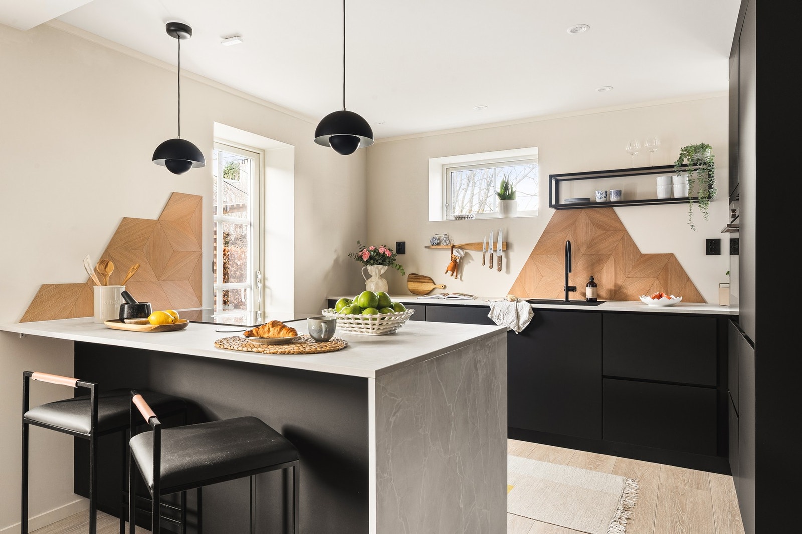 En praktisk halvøy skaper naturlig soneinndeling og gir ekstra benkeplass og oppbevaring. Galleribilde