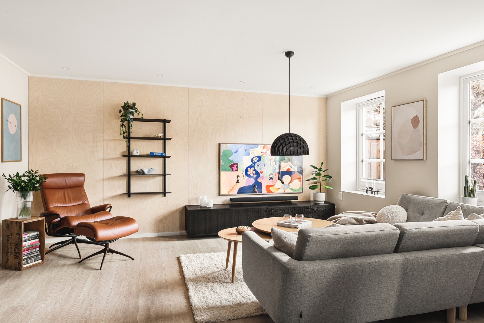 Sosial og åpen løsning mellom stue og kjøkken på 28,3 kvm. Her er det rom for både sofagruppe, TV-løsning og annet ønsket møblement. Galleribilde