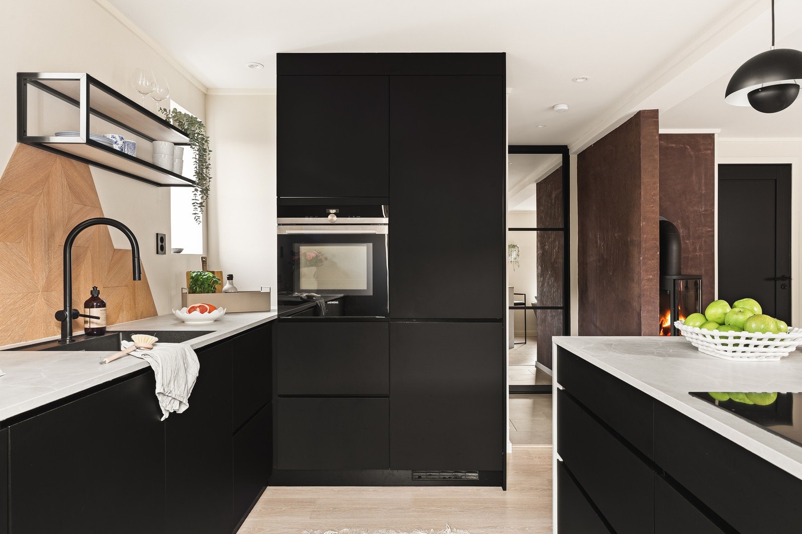 Kjøkkenet ble fullstendig fornyet i 2021 og er levert av Kvik med et moderne og tidløst design. Galleribilde